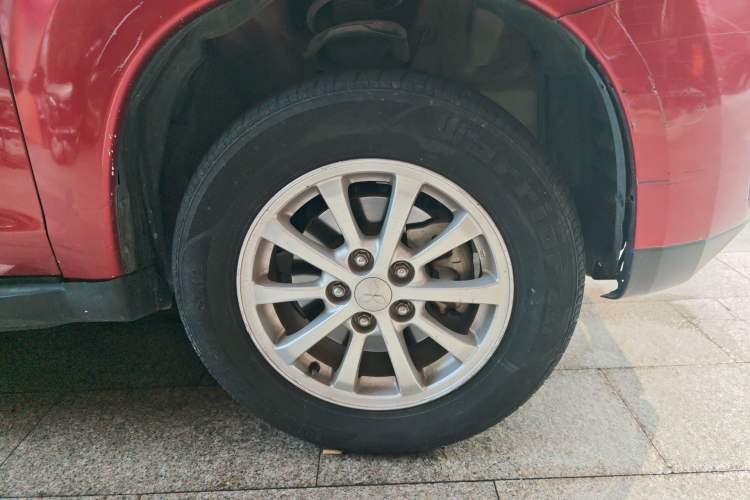 Used Mitsubishi ASX 2013 2.0L CVT Two-Wheel Drive Elite Edition Right Front Wheel Hub