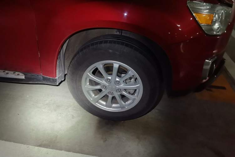 Used Mitsubishi ASX 2013 2.0L CVT Two-Wheel Drive Elite Edition Right Front Wheel Hub
