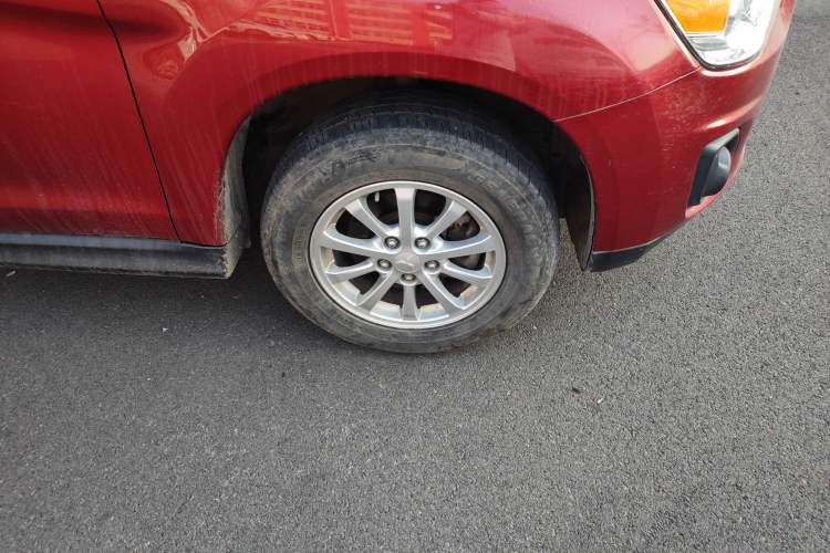 Used Mitsubishi ASX 2013 2.0L CVT Two-Wheel Drive Elite Edition Right Front Wheel Hub