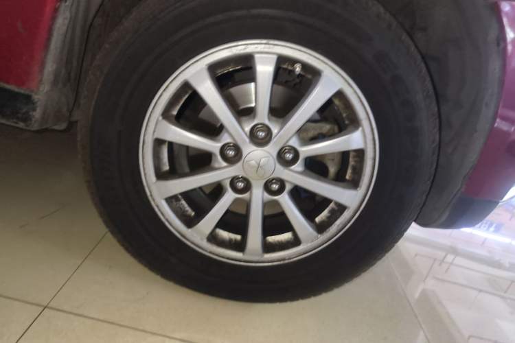 Used Mitsubishi ASX 2013 2.0L CVT Two-Wheel Drive Elite Edition Right Front Wheel Hub