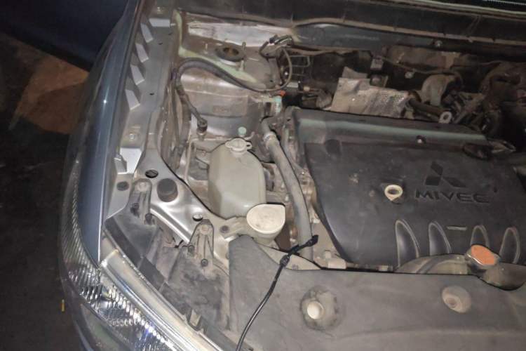 Used Mitsubishi ASX 2013 2.0L CVT Two-Wheel Drive Elite Edition Engine Bay Right