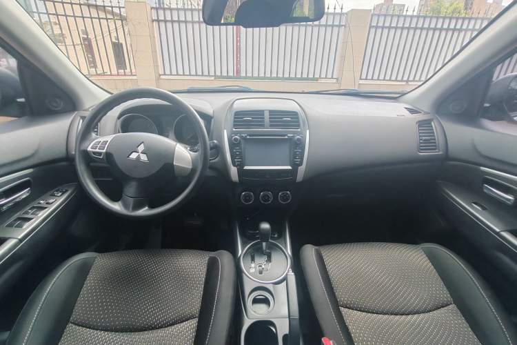 Used Mitsubishi ASX 2013 2.0L CVT Two-Wheel Drive Elite Edition Interior 2