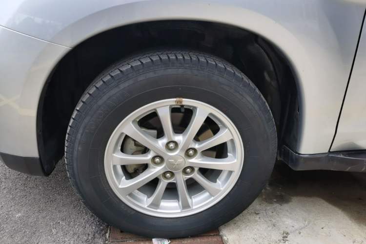Used Mitsubishi ASX 2013 2.0L CVT Two-Wheel Drive Elite Edition Left Front Wheel Hub