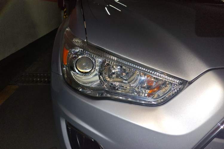 Used Mitsubishi ASX 2013 2.0L CVT Two-Wheel Drive Luxury Edition Right Front Headlight