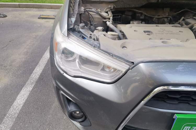Used Mitsubishi ASX 2013 2.0L CVT Four-Wheel Drive Premium Edition Right Front Headlight
