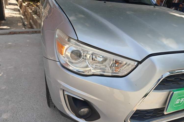 Used Mitsubishi ASX 2013 2.0L CVT Two-Wheel Drive Elite Edition Right Front Headlight