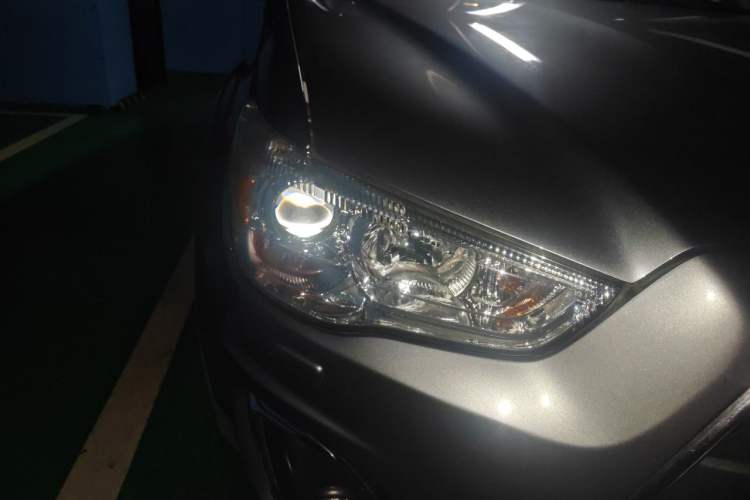 Used Mitsubishi ASX 2013 2.0L CVT 4x4 Flagship Edition Right Front Headlight