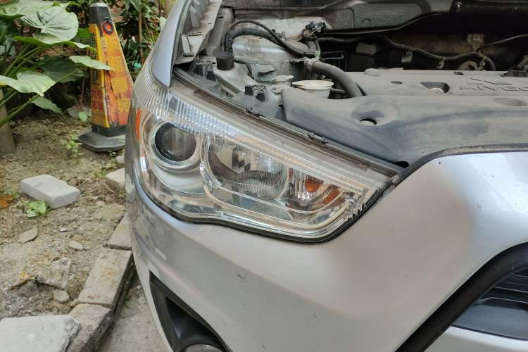 Used Mitsubishi ASX 2013 2.0L CVT Two-Wheel Drive Elite Edition Right Front Headlight