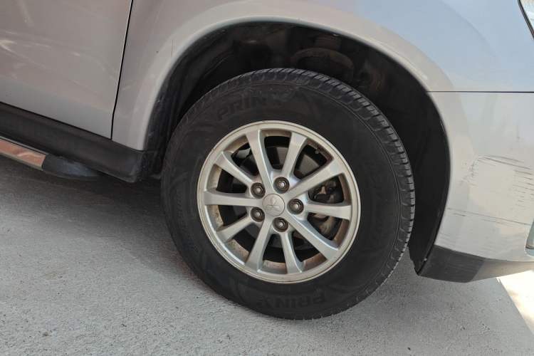 Used Mitsubishi ASX 2013 2.0L CVT Two-Wheel Drive Elite Edition Right Front Wheel Hub