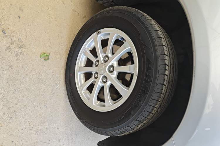 Used Mitsubishi ASX 2013 2.0L CVT Two-Wheel Drive Elite Edition Right Front Wheel Hub