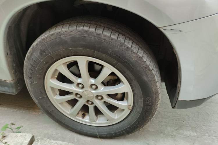 Used Mitsubishi ASX 2013 2.0L CVT Two-Wheel Drive Elite Edition Right Front Wheel Hub