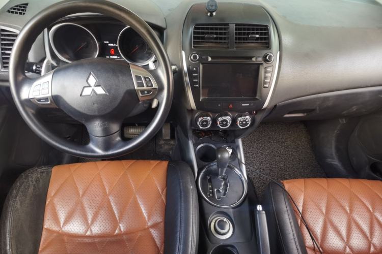 Used Mitsubishi ASX 2013 2.0L CVT Four-Wheel Drive Premium Edition Center Console