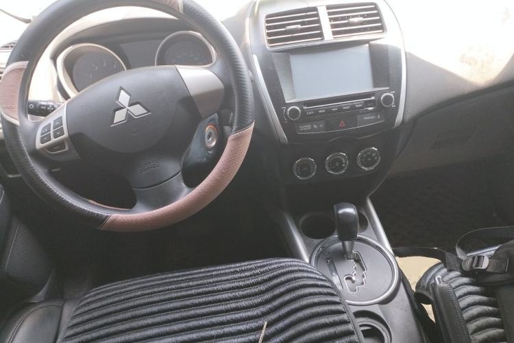 Used Mitsubishi ASX 2013 2.0L CVT Two-Wheel Drive Elite Edition Center Console