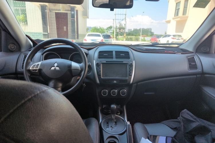 Used Mitsubishi ASX 2013 2.0L CVT Two-Wheel Drive Elite Edition Center Console