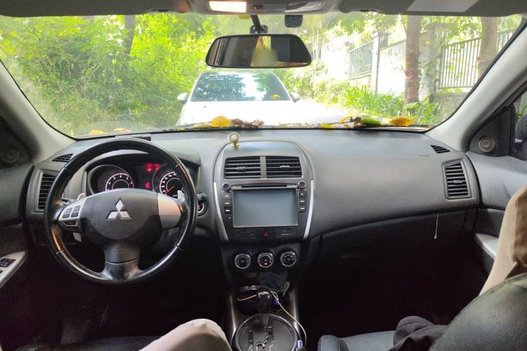 Used Mitsubishi ASX 2013 2.0L CVT Two-Wheel Drive Luxury Edition Center Console