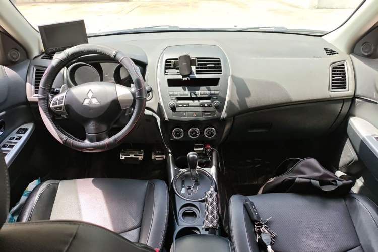 Used Mitsubishi ASX 2013 2.0L CVT Two-Wheel Drive Luxury Edition Center Console