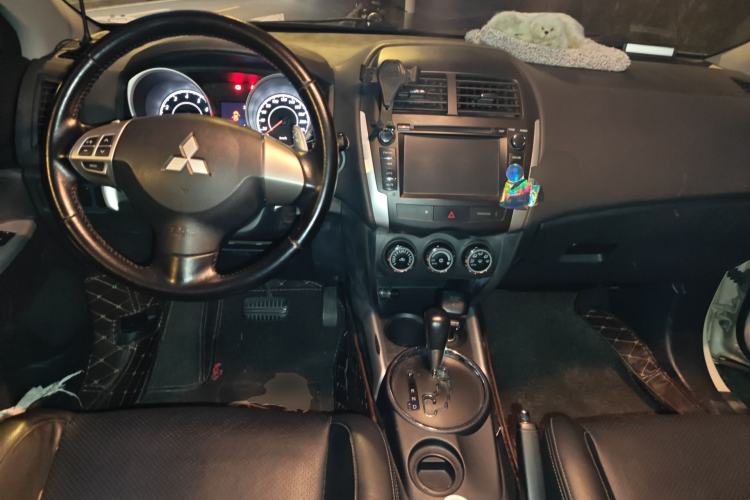 Used Mitsubishi ASX 2013 2.0L CVT Two-Wheel Drive Luxury Edition Center Console