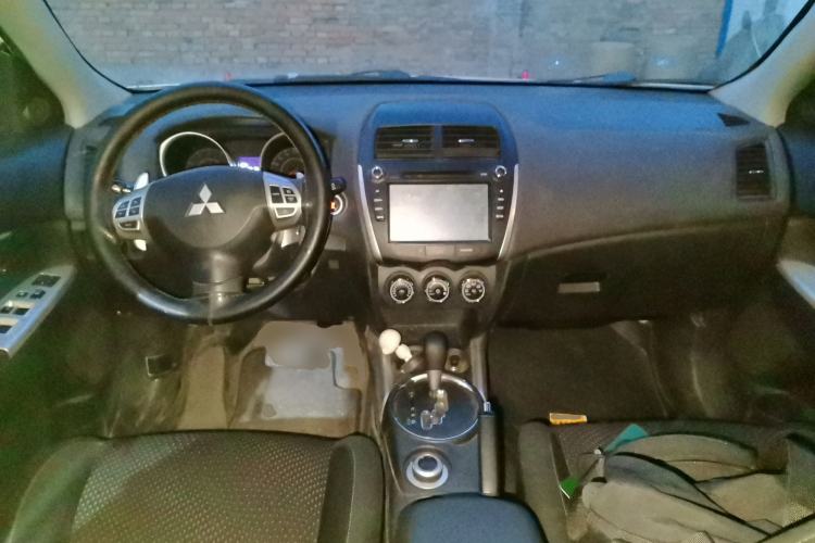 Used Mitsubishi ASX 2013 2.0L CVT Four-Wheel Drive Premium Edition Center Console