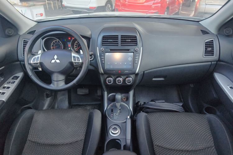 Used Mitsubishi ASX 2013 2.0L CVT Four-Wheel Drive Premium Edition Center Console