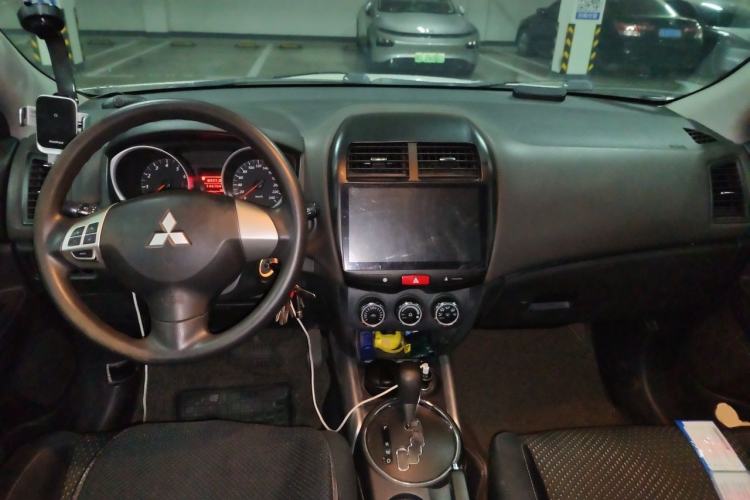 Used Mitsubishi ASX 2013 2.0L CVT Two-Wheel Drive Elite Edition Center Console