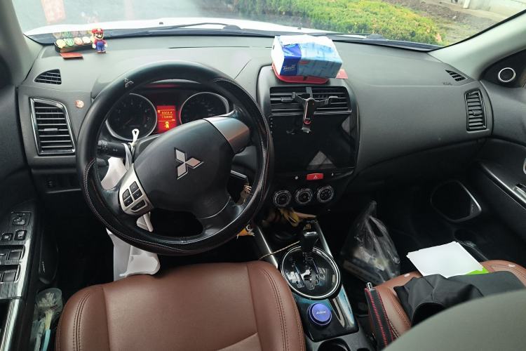 Used Mitsubishi ASX 2013 2.0L CVT Two-Wheel Drive Elite Edition Center Console