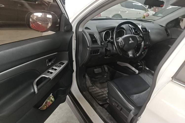 Used Mitsubishi ASX 2013 2.0L CVT Two-Wheel Drive Luxury Edition Driver Seat