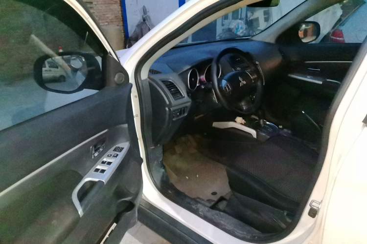 Used Mitsubishi ASX 2013 2.0L CVT Four-Wheel Drive Premium Edition Driver Seat