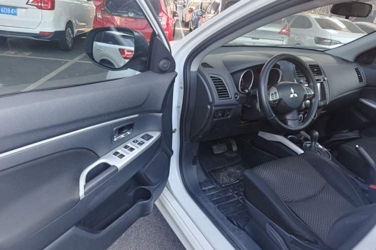 Used Mitsubishi ASX 2013 2.0L CVT Four-Wheel Drive Premium Edition Driver Seat