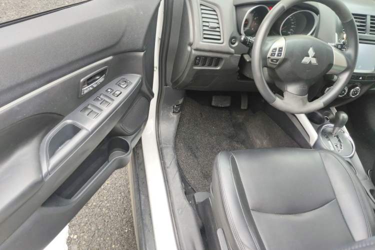 Used Mitsubishi ASX 2013 2.0L CVT Two-Wheel Drive Elite Edition Driver Seat
