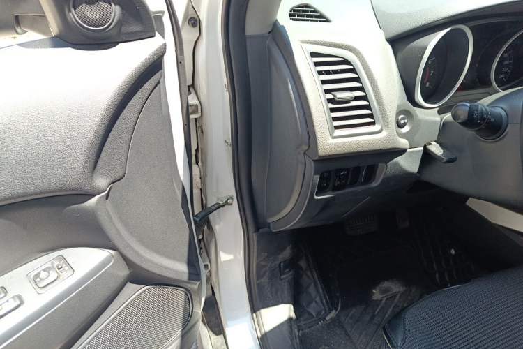 Used Mitsubishi ASX 2013 2.0L CVT Two-Wheel Drive Elite Edition Driver Seat