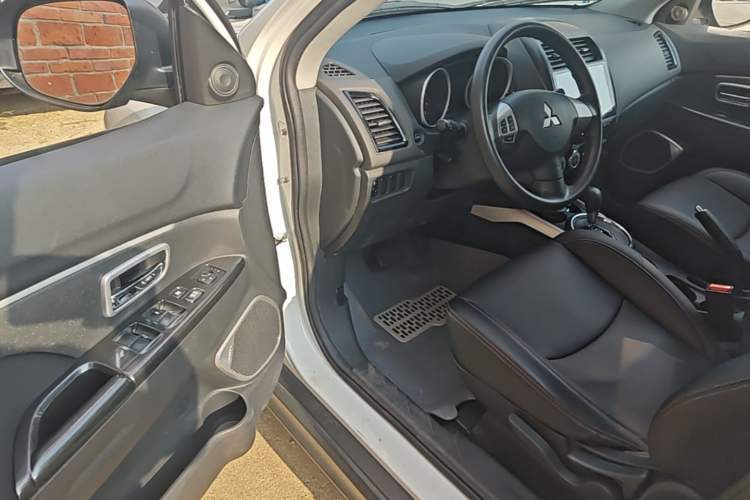Used Mitsubishi ASX 2013 2.0L CVT Two-Wheel Drive Elite Edition Driver Seat