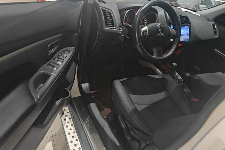 Used Mitsubishi ASX 2013 2.0L CVT Two-Wheel Drive Elite Edition Driver Seat