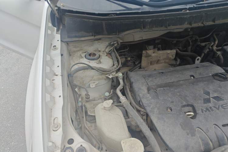 Used Mitsubishi ASX 2013 2.0L CVT Two-Wheel Drive Elite Edition Engine Bay Right