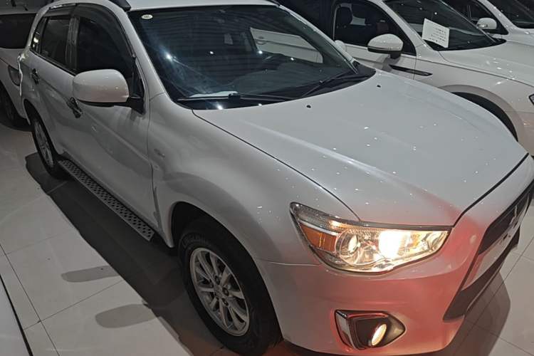 Used Mitsubishi ASX 2013 2.0L CVT Two-Wheel Drive Elite Edition Front Right 45 Deg