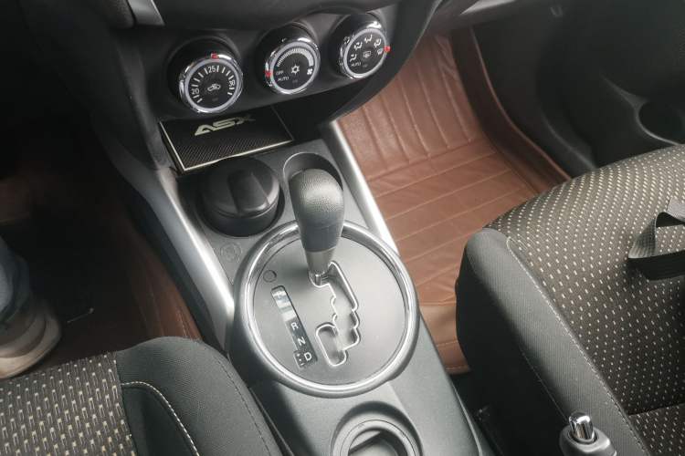 Used Mitsubishi ASX 2013 2.0L CVT Two-Wheel Drive Elite Edition Gear Lever