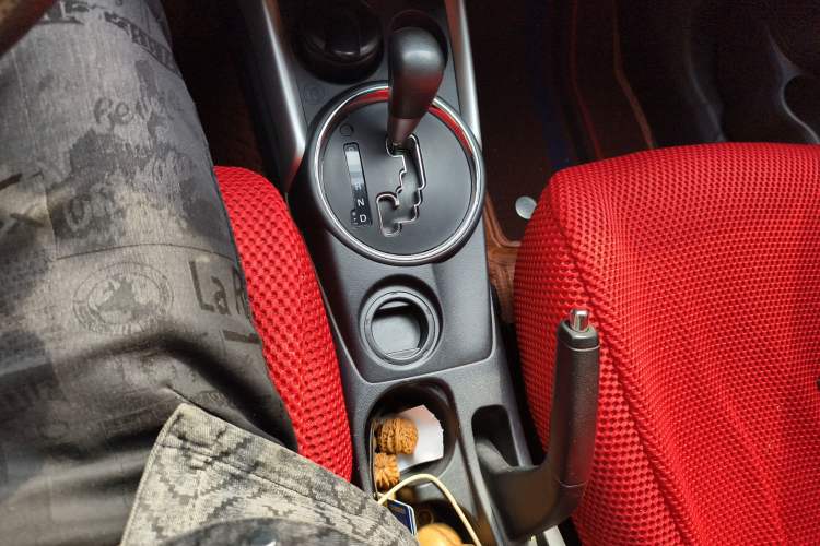 Used Mitsubishi ASX 2013 2.0L CVT Two-Wheel Drive Elite Edition Gear Lever