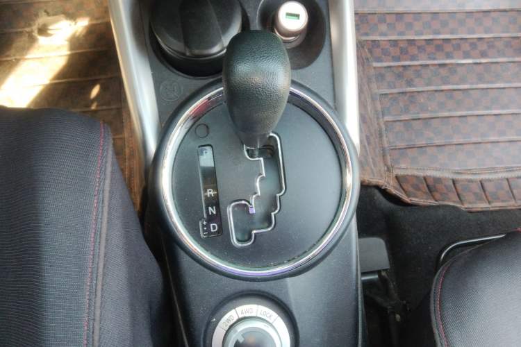 Used Mitsubishi ASX 2013 2.0L CVT Four-Wheel Drive Premium Edition Gear Lever