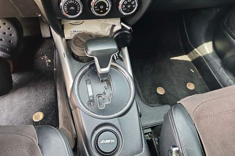 Used Mitsubishi ASX 2013 2.0L CVT Two-Wheel Drive Luxury Edition Gear Lever
