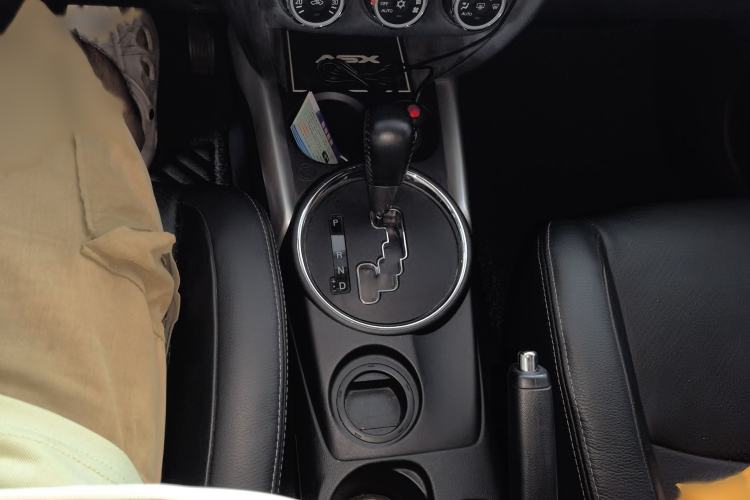 Used Mitsubishi ASX 2013 2.0L CVT Two-Wheel Drive Luxury Edition Gear Lever