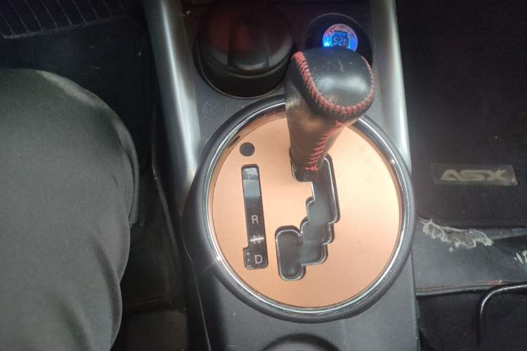 Used Mitsubishi ASX 2013 2.0L CVT Two-Wheel Drive Elite Edition Gear Lever