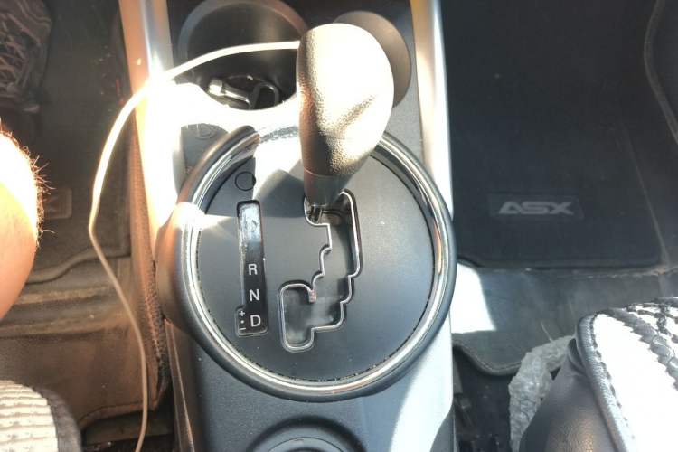 Used Mitsubishi ASX 2013 2.0L CVT Two-Wheel Drive Elite Edition Gear Lever