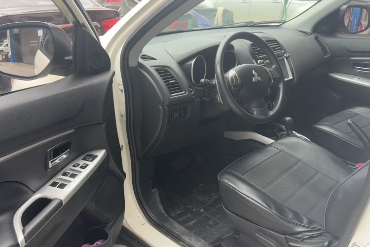 Used Mitsubishi ASX 2013 2.0L CVT Four-Wheel Drive Premium Edition Interior 2