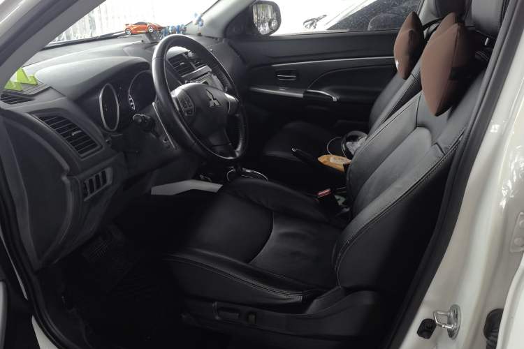 Used Mitsubishi ASX 2013 2.0L CVT Two-Wheel Drive Luxury Edition Interior 3