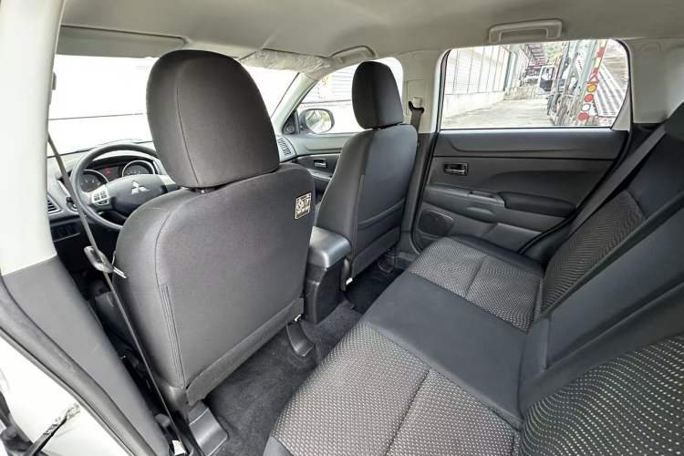 Used Mitsubishi ASX 2013 2.0L CVT Two-Wheel Drive Elite Edition Interior 3