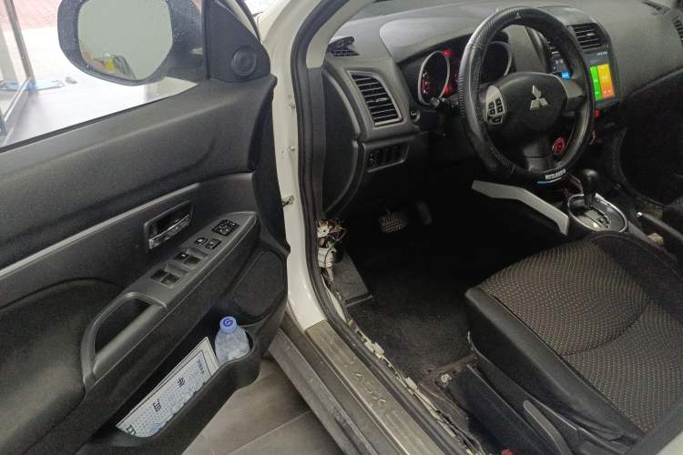 Used Mitsubishi ASX 2013 2.0L CVT Two-Wheel Drive Elite Edition Interior 3