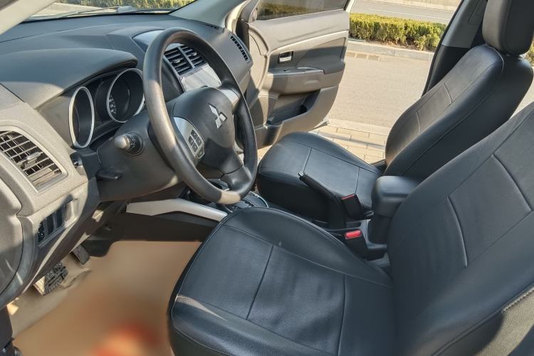 Used Mitsubishi ASX 2013 2.0L CVT Two-Wheel Drive Elite Edition Interior 4