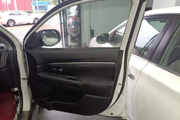 Used Mitsubishi ASX 2013 2.0L CVT Two-Wheel Drive Elite Edition Interior 5