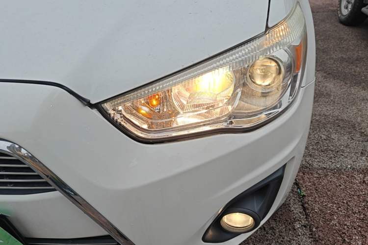 Used Mitsubishi ASX 2013 2.0L CVT Two-Wheel Drive Elite Edition Left Front Headlight