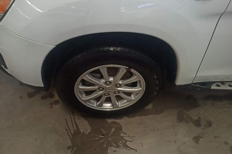 Used Mitsubishi ASX 2013 2.0L CVT Two-Wheel Drive Elite Edition Left Front Wheel Hub