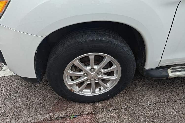 Used Mitsubishi ASX 2013 2.0L CVT Two-Wheel Drive Elite Edition Left Front Wheel Hub